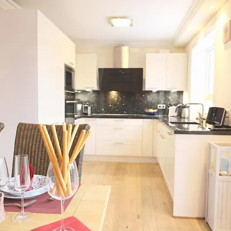 Ferienhaus Luxuriöse Doppelhaushälfte Mit Terrasse, Kamin Und Wlan In Bester Lage *