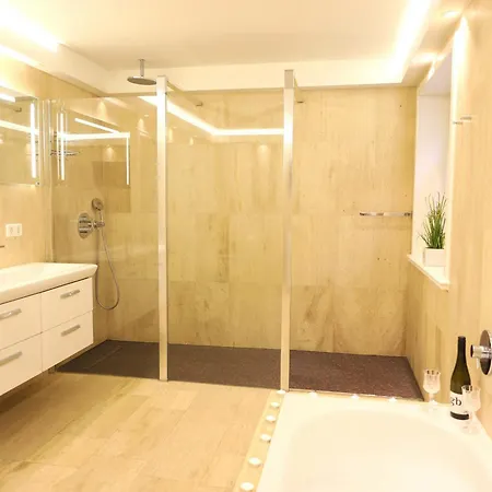 Dom wakacyjny Luxurioese Doppelhaushaelfte Mit Terrasse, Kamin Und Wlan In Bester Lage