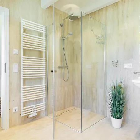 Luxurioese Doppelhaushaelfte Mit Terrasse, Kamin Und Wlan In Bester Lage *