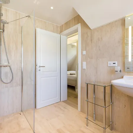 Luxurioese Doppelhaushaelfte Mit Terrasse, Kamin Und Wlan In Bester Lage Dom wakacyjny