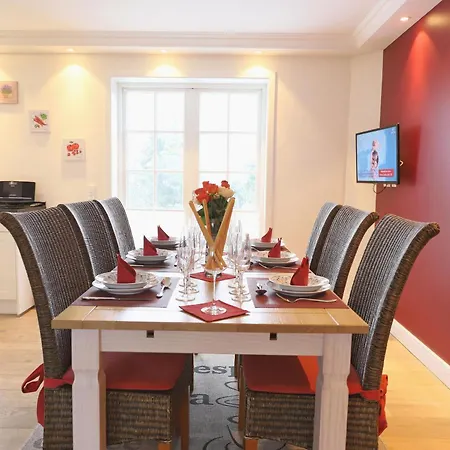 Ferienhaus Luxuriöse Doppelhaushälfte Mit Terrasse, Kamin Und Wlan In Bester Lage
