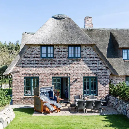 Luxuriöse Doppelhaushälfte Mit Terrasse, Kamin Und Wlan In Bester Lage Ferienhaus Wenningstedt-Braderup